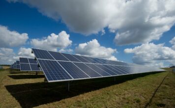 Panele fotowoltaiczne w domu – na jakiej zasadzie działa energia słoneczna? Panele fotowoltaiczne w domu - na jakiej zasadzie działa energia słoneczna